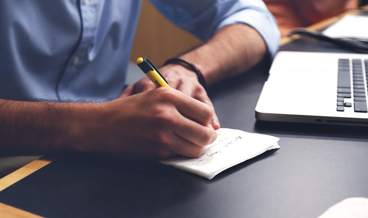 Arbeiten im Büro – Notizen am Schreibtisch
